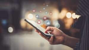 Utilisateur de réseaux sociaux sur smartphone