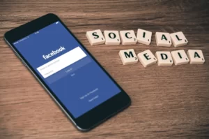 Smartphone avec l'application Facebook ouverte