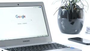 Ordinateur Samsung avec le moteur de recherche Google ouvert