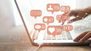 Femme utilisant les réseaux sociaux sur un ordinateur