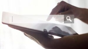 Personne effectuant une recherche sur une tablette numérique